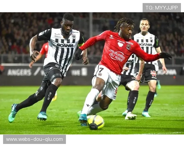 朗斯2-1梅斯，主场逆转巩固榜首位置